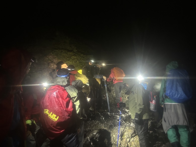 擱一擺雨中完登日本之顛-富士山