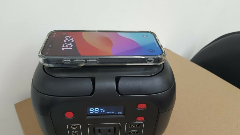 最近買了一組小型太陽能充電設備，露營跟停電時真的方便