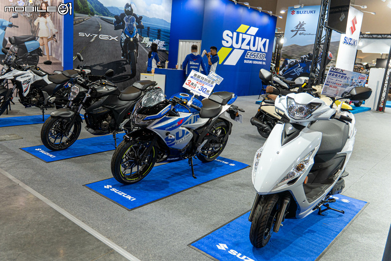 點我看大圖 SUZUKI 休旅新星 SV-7GX 跨界登場,DR-Z4S魔物獵人聯名版展場現身,韓籍啦啦隊員海莉現身互動!