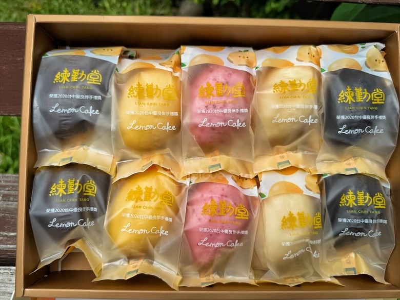 招牌裸蛋糕，特色太陽餅和創新檸檬蛋糕伴手禮禮盒，還有多款寶盒蛋糕、手工餅乾