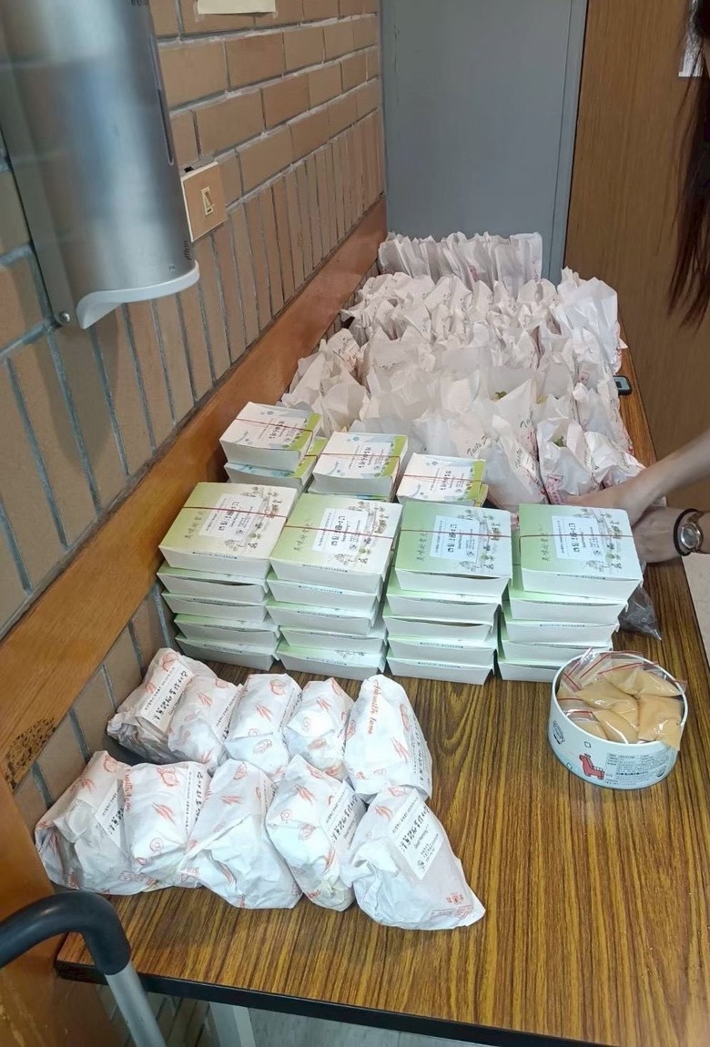 【食記】台南早餐店｜香菜米血蛋餅｜脆皮蛋餅捲肉排｜起司瀑布蛋餅