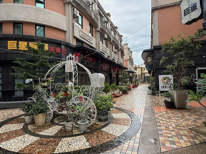 招牌裸蛋糕，特色太陽餅和創新檸檬蛋糕伴手禮禮盒，還有多款寶盒蛋糕、手工餅乾