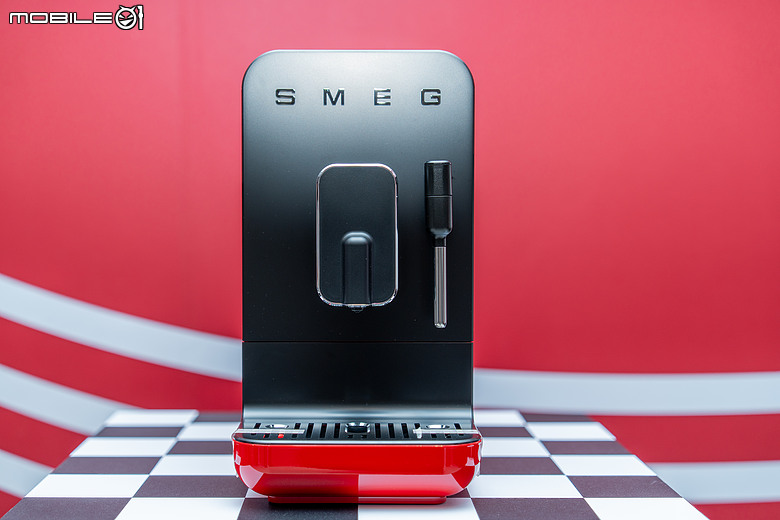 Porsche x SMEG 聯名家電登場！把 917 賽車傳奇搬進廚房，限量冰箱、咖啡機正式登台