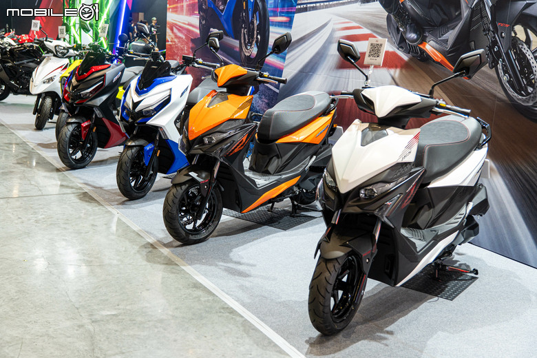 點我看大圖 KYMCO CV-X45 單缸多功能跨界車正式亮相,搭載PTM系統、TFT儀表、定速、加溫握把一次到位!