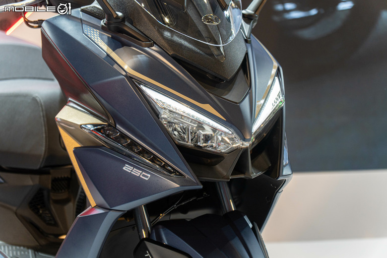 點我看大圖 KYMCO CV-X45 單缸多功能跨界車正式亮相,搭載PTM系統、TFT儀表、定速、加溫握把一次到位!