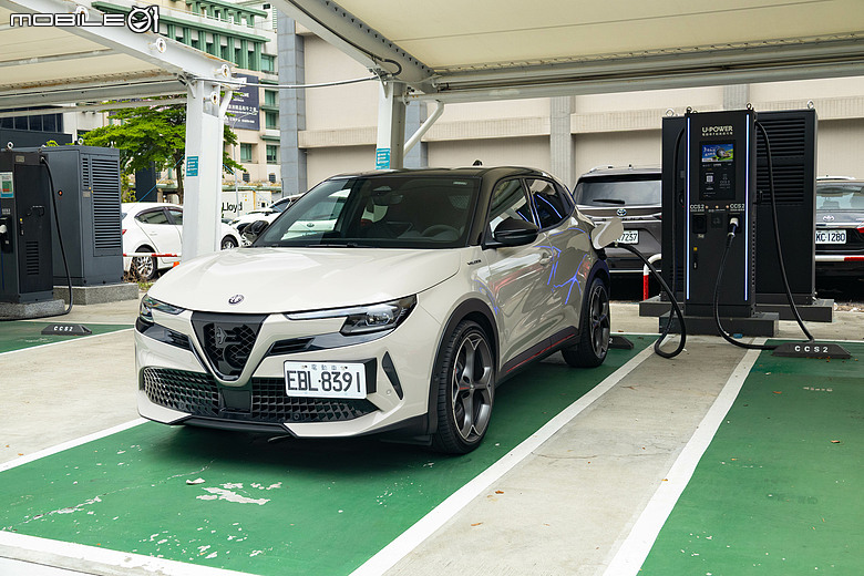 Alfa Romeo Junior Elettrica 試駕｜純電卻有靈活操控，不只帥還很快！
