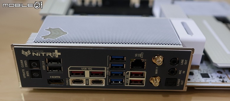 告別正面電源線 SAPPHIRE NITRO+ PhantomLink 板卡生態圈