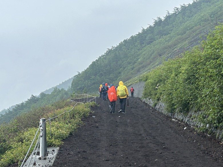 擱一擺雨中挑戰日本之顛-富士山