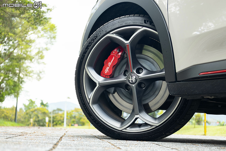 Alfa Romeo Junior Elettrica 試駕｜純電卻有靈活操控，不只帥還很快！