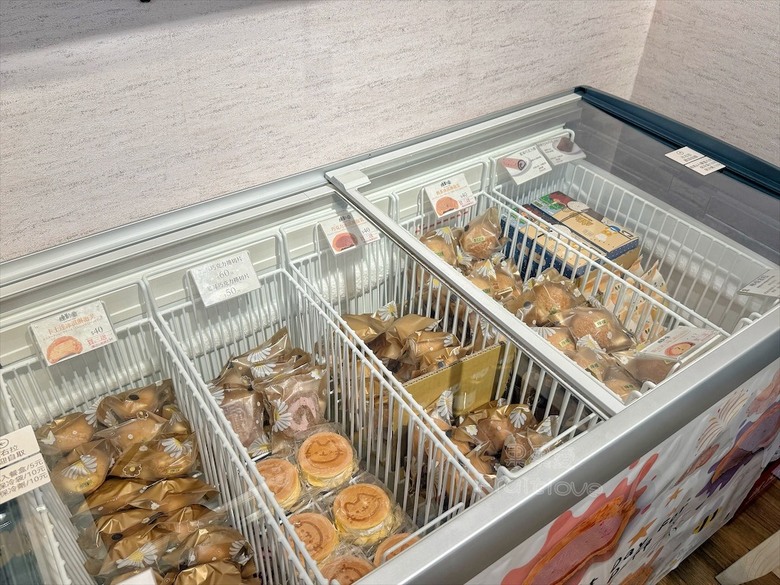 招牌裸蛋糕，特色太陽餅和創新檸檬蛋糕伴手禮禮盒，還有多款寶盒蛋糕、手工餅乾