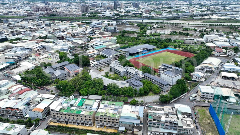點我看大圖 🌟 大里【透天新案】2房價格買大里 8米”臨路” 4房 雙主臥 首購透天 空拍分享