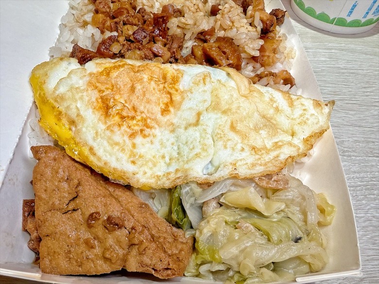 自製三款剉冰糖水，還有懷舊冰袋、飲料、冰棒與古早味滷肉飯