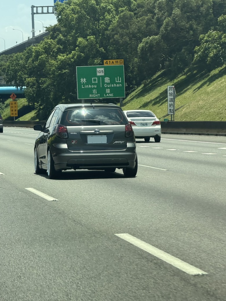 路上看到稀有的TOYOTA MATRIX