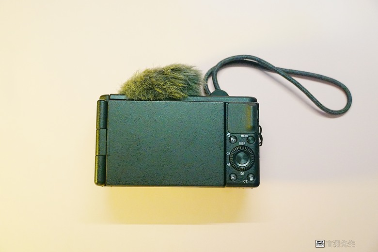 【盲狙先生傳124】SONY ZV-1 & ZV-1M2 | ❤️旅人的觀景小列車❤️ 輕巧方便的旅拍\生活紀錄vLog機，只能二選一你的決定?