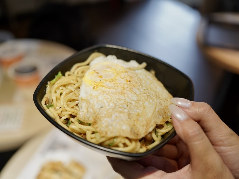 【食記】台南早餐店｜香菜米血蛋餅｜脆皮蛋餅捲肉排｜起司瀑布蛋餅