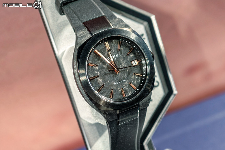 CASIO EDIFICE EFK-200 萬元級「鍛造碳纖維」機械錶發表，同場直擊優化版 EFK-110D！