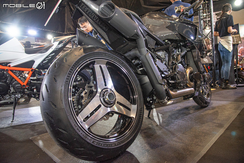 據傳要價四百萬的重車？！全台唯一BRABUS 1400 R現身南港車展！
