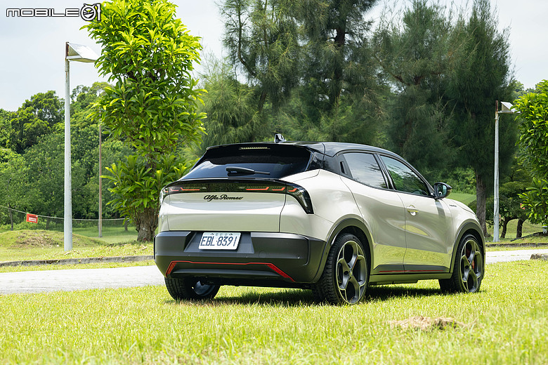 Alfa Romeo Junior Elettrica 試駕｜純電卻有靈活操控，不只帥還很快！