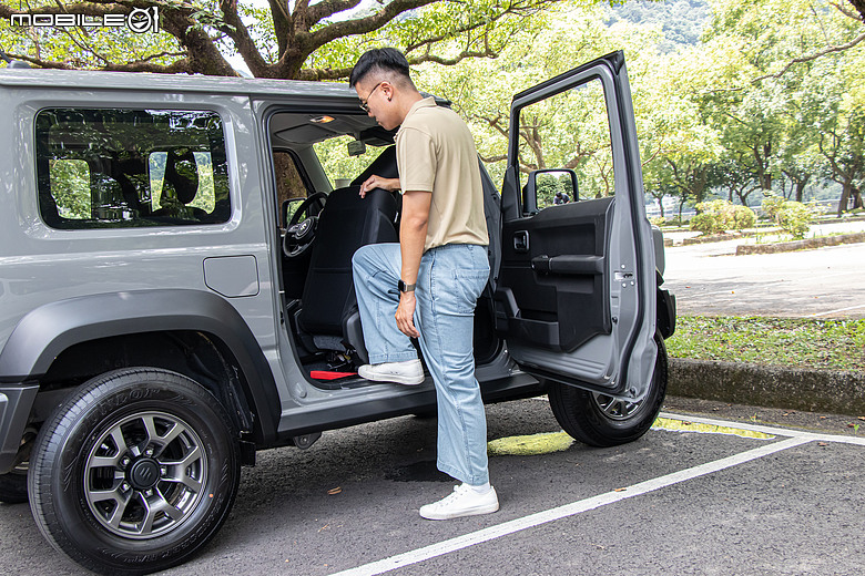Suzuki Jimny 新年式試駕|補齊ACC、價格凍漲,不再只是任性的大玩具!