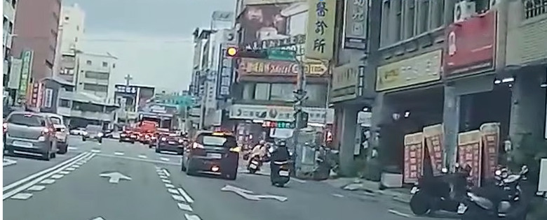 台中 汽機車都闖紅燈......相約在路口。