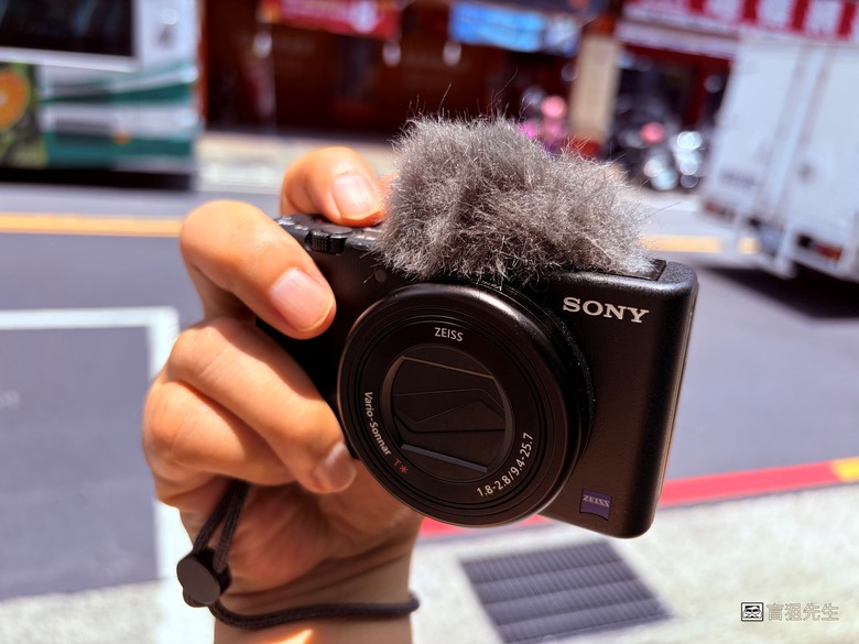 【盲狙先生傳124】SONY ZV-1 & ZV-1M2 | ❤️旅人的觀景小列車❤️ 輕巧方便的旅拍\生活紀錄vLog機，只能二選一你的決定?