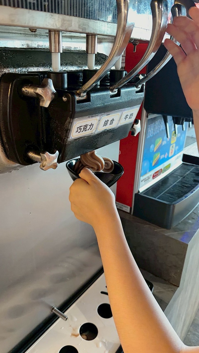 台中謝師宴聚餐火鍋選哪間?鬥牛士二鍋新時代店大桌坐得下多人,還有預定11人送1人的謝師宴活動跟壽星7折