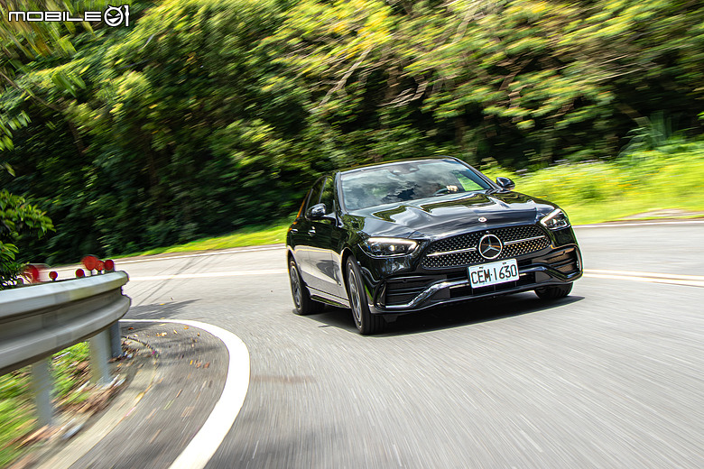 Mercedes-Benz C 300 星耀版試駕｜標配後輪轉向+電子懸吊=後驅房車的靈魂特效藥！