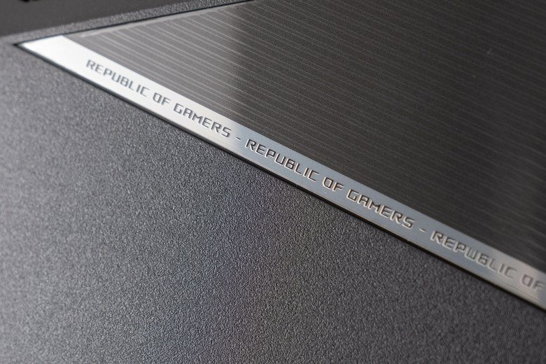 ROG STRIX OLED XG34WCDMS 電競螢幕開箱實測 34 吋寬曲面與 280Hz 高更新率帶來流暢沉浸感受