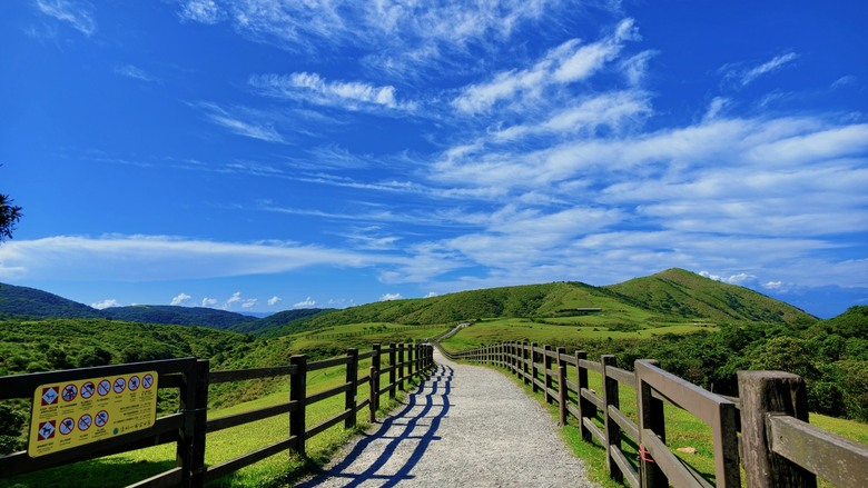 陽明山擎天崗環形步道|竹篙山・金包里大路城門|草原與古道的兩小時健行紀錄
