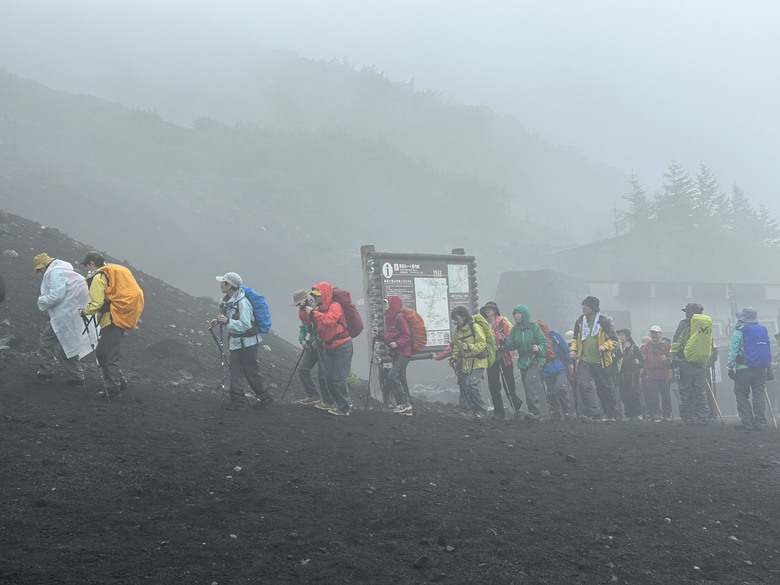 擱一擺雨中挑戰日本之顛-富士山