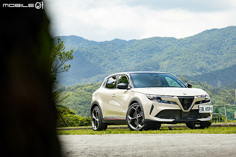 Alfa Romeo Junior Elettrica 試駕｜純電卻有靈活操控，不只帥還很快！