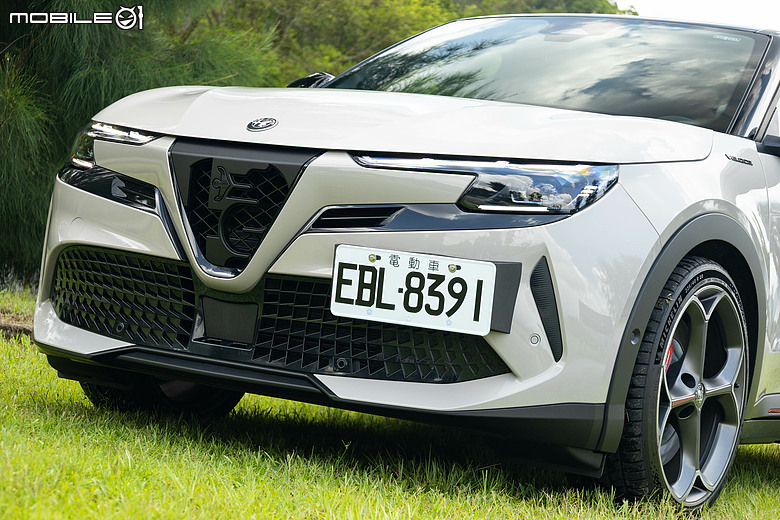 Alfa Romeo Junior Elettrica 試駕｜純電卻有靈活操控，不只帥還很快！