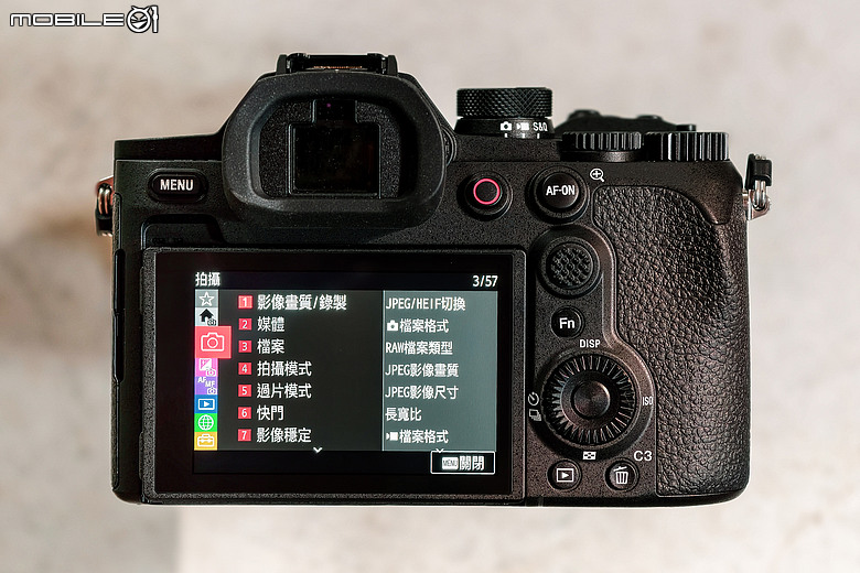 Sony Cyber-shot DSC-RX10M5 評測報告|注入 α 靈魂、一機走天下的長焦怪獸!