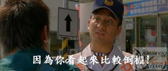 嘉義以南....以為南部縣市，路口都沒警察....騎士划手機。