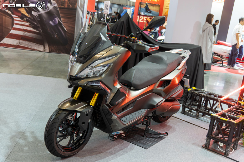 點我看大圖 KYMCO CV-X45 單缸多功能跨界車正式亮相,搭載PTM系統、TFT儀表、定速、加溫握把一次到位!