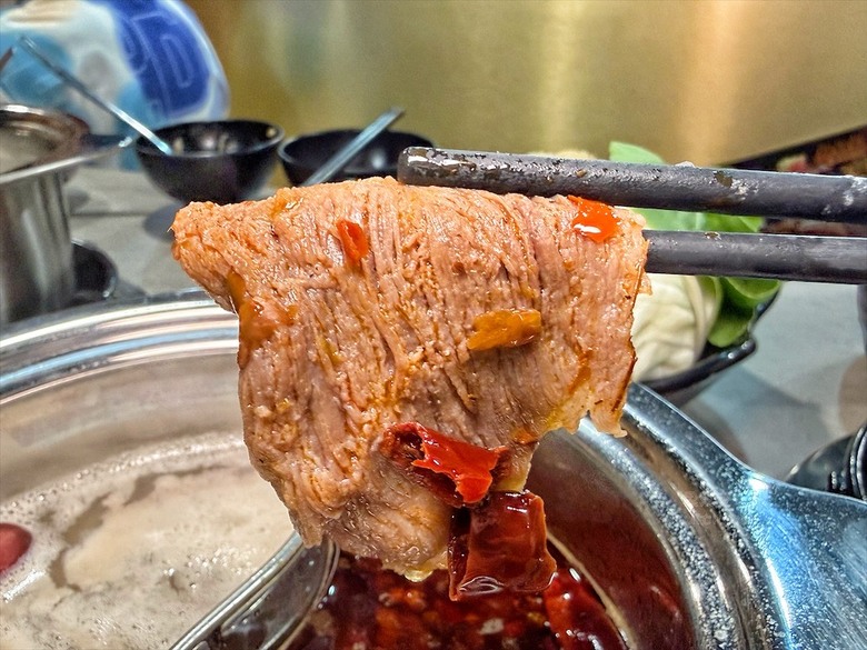 一炒一鍋雙重美味，單人也能品嚐鴛鴦鍋，冰淇淋、飲料、白飯吃到飽