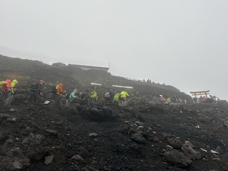 擱一擺雨中完登日本之顛-富士山