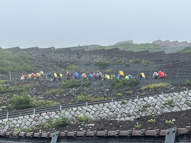 擱一擺雨中挑戰日本之顛-富士山