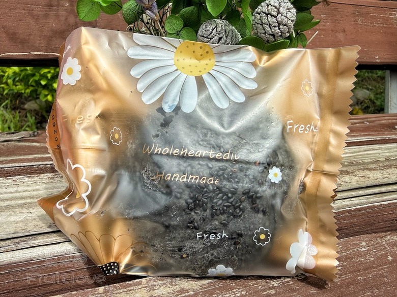 招牌裸蛋糕，特色太陽餅和創新檸檬蛋糕伴手禮禮盒，還有多款寶盒蛋糕、手工餅乾
