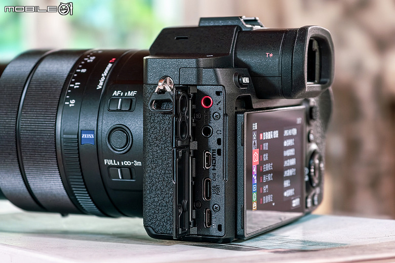 Sony Cyber-shot DSC-RX10M5 評測報告|注入 α 靈魂、一機走天下的長焦怪獸!