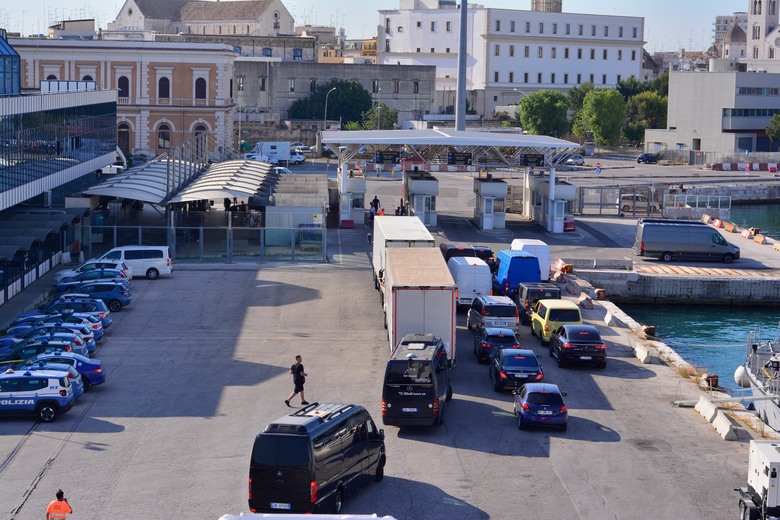 點我看大圖 意大利🇮🇹Bari巴里港之旅第一天,到達Matera馬泰拉古城
