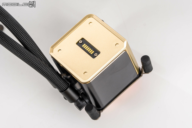 微星 MEG CORELIQUID E15 AIO 水冷散熱器開箱實測 在華麗身形內蘊涵高效散熱性能