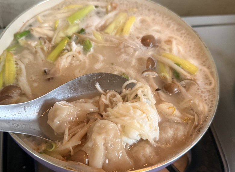 無印良品豚骨湯麵開箱|加入板橋黃石市場曹家餛飩,在家就能吃出小店等級的療癒滋味