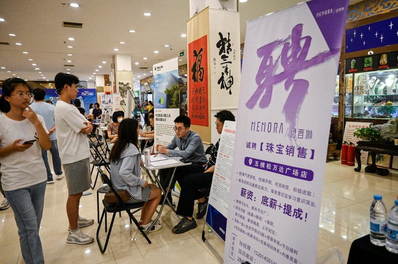 點我看大圖 中共宣稱今年上半年失業率5.2%, 這種數字連"經濟國師"都不相信🤥
