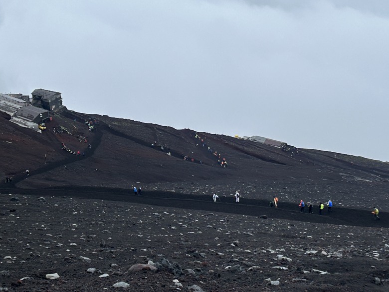 擱一擺雨中完登日本之顛-富士山
