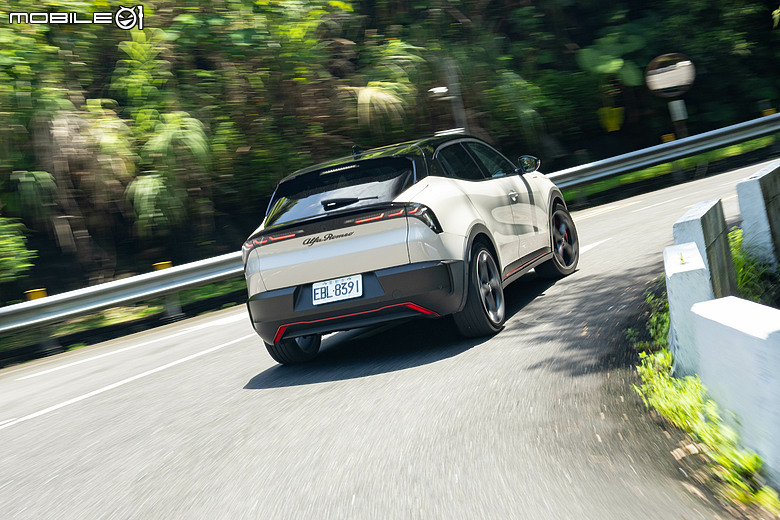Alfa Romeo Junior Elettrica 試駕｜純電卻有靈活操控，不只帥還很快！