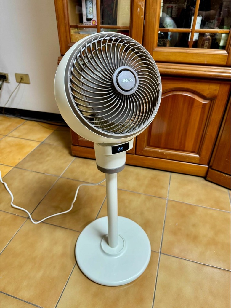 跟阿嬤搶冷氣遙控器好多年,最後還是我妥協了