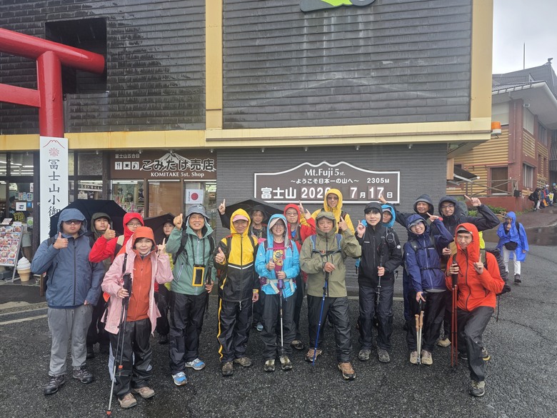 擱一擺雨中挑戰日本之顛-富士山