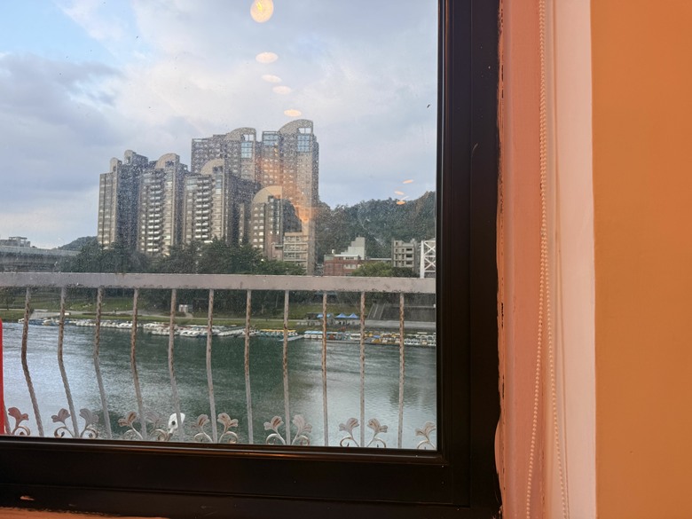 玉里橋頭臭豆腐碧潭店開箱|外酥內嫩超涮嘴,花蓮人氣排隊美食插旗新店