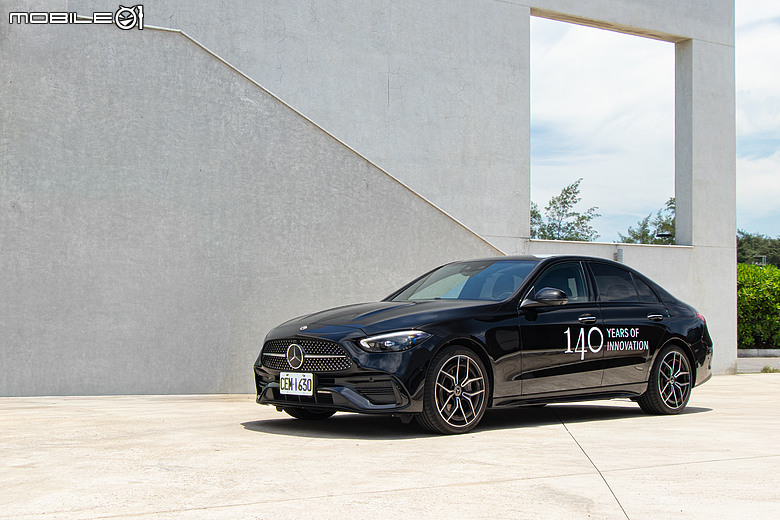 Mercedes-Benz C 300 星耀版試駕|標配後輪轉向+電子懸吊=後驅房車的靈魂特效藥!